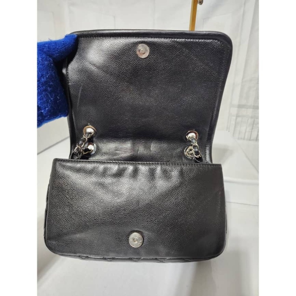 CHANEL Black Leather Shoulder Bag - Picture 7 of 16